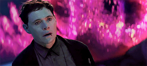 kingfindekano:Hermann + looking at Newt