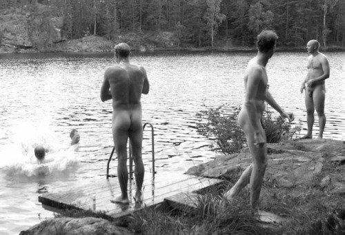 notdbd:vintagemusclemen:Swimmers in the 1940′s is our theme for today.