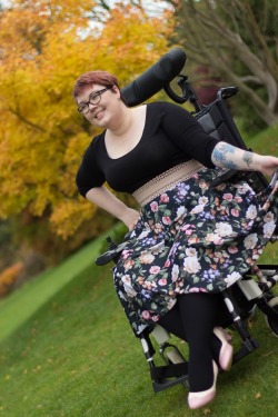 matakari:  ok2befat:  Wheelingalong24 is a plus size wheelchair fashion blog.  Oh my goodness, you are so beautiful 