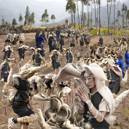 The Tiger Dance of the Yi in Yunnan It is said that the Yi people from Shuangbai County in Yunnan pr