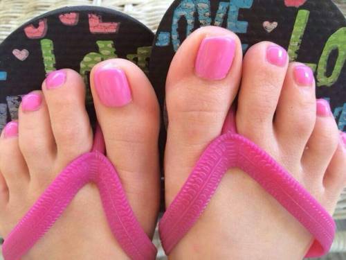 sexytanfeetz:  Pink and sexy