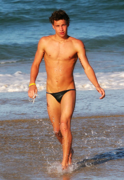 slimswimmerchris:  more guys should wear