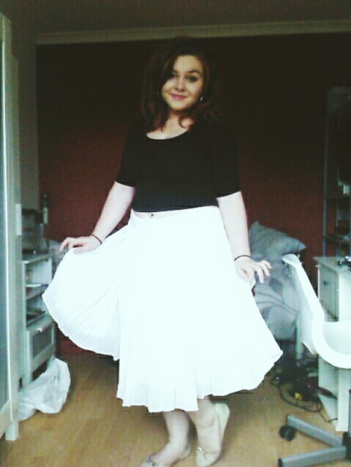 OOTD: its just something pretty summer casual, old flowy skirt, black top and some gold flats. I lov