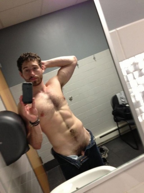 straightguynaked:  (via Locker Room Straight Selfie)