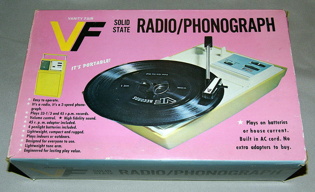 klappersacks:  Vintage VF (Vanity Fair) Portable AC/DC Radio/Phonograph, Plays 33-1/3