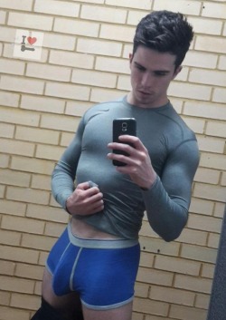 guys-with-bulges:  What a package! (via Exposed!)