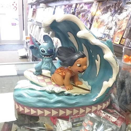 #hawiianrollercoasterrideNew Lilo and Stitch Disney Showcase statue at the shop. Probaly my fav Di