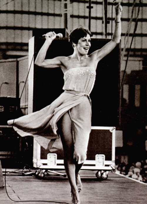 womenofthe30s-70s: Helen Reddy, c. 1975.