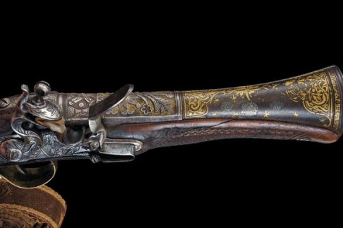 Ornately carved and gold inlaid blunderbuss.  Either of Turkish or Middle Eastern origin, 18th centu