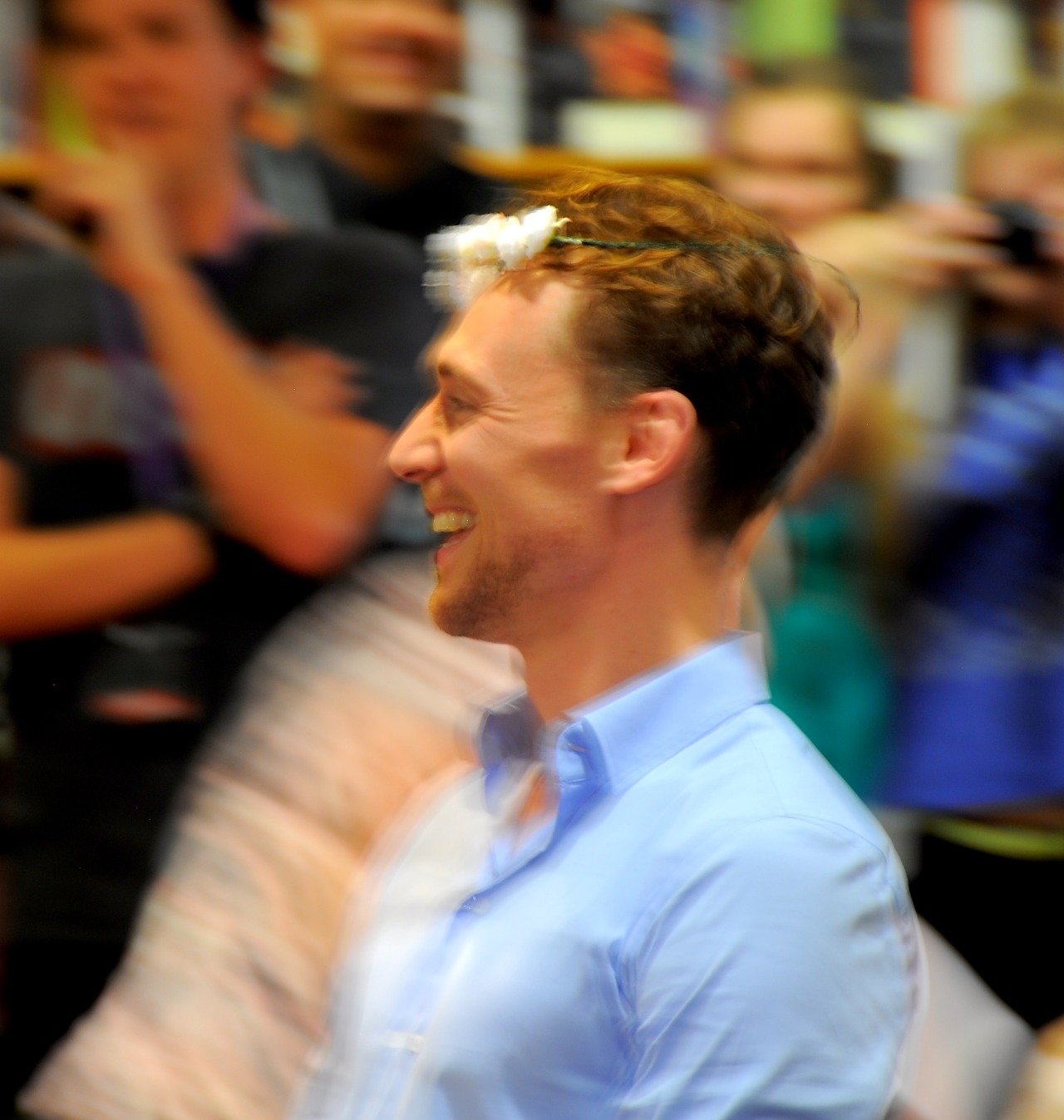 livlovesstuff:  nopenotherenow-deactivated20210:  PART 3 // Tom Hiddleston - Signing