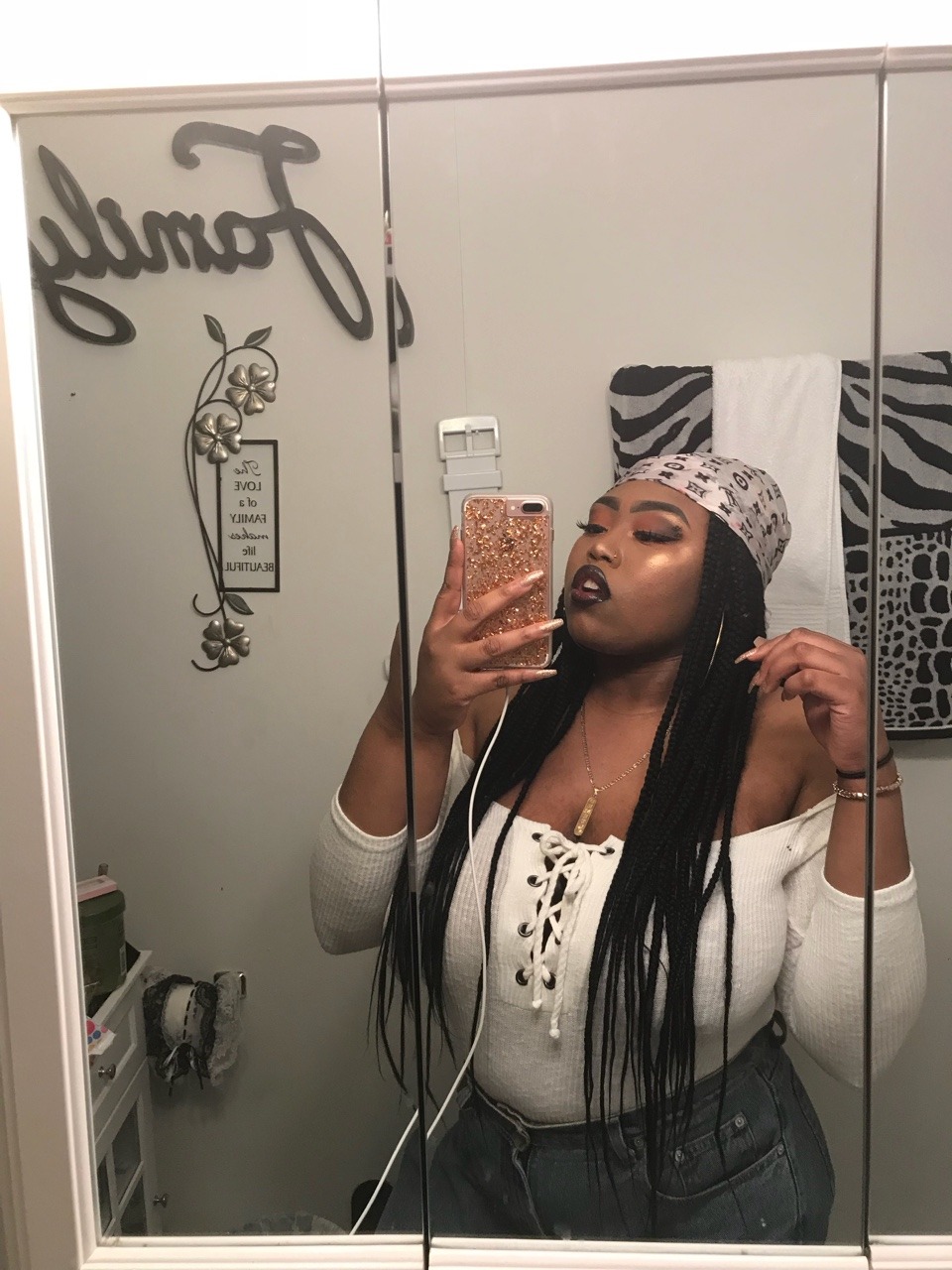 bitch-glo:this mirror is perfect ❄️. Your perfect 😍