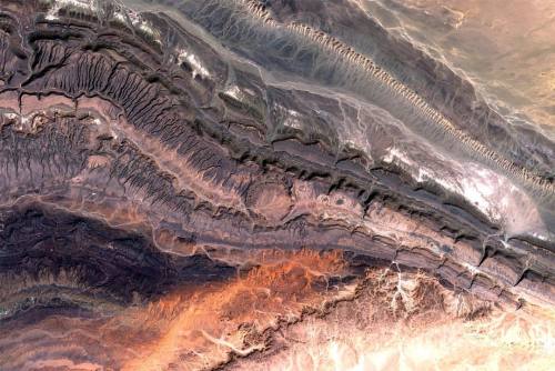 colchrishadfield: A dragon’s eyelid in the Western Sahara. That little crater’s impact w