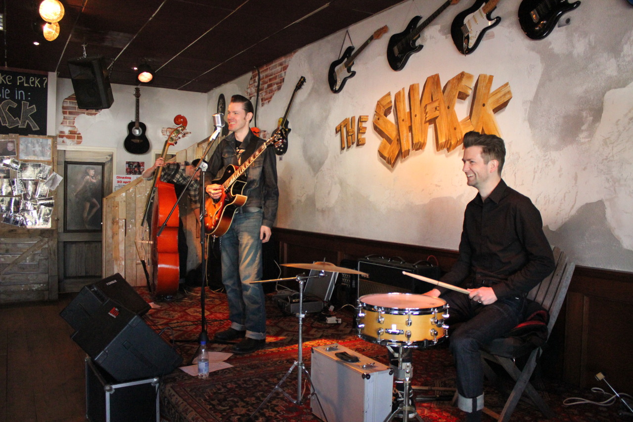 whooptyfreakingdoo:  Sixteen and the Sidewinders live at the Shack! 