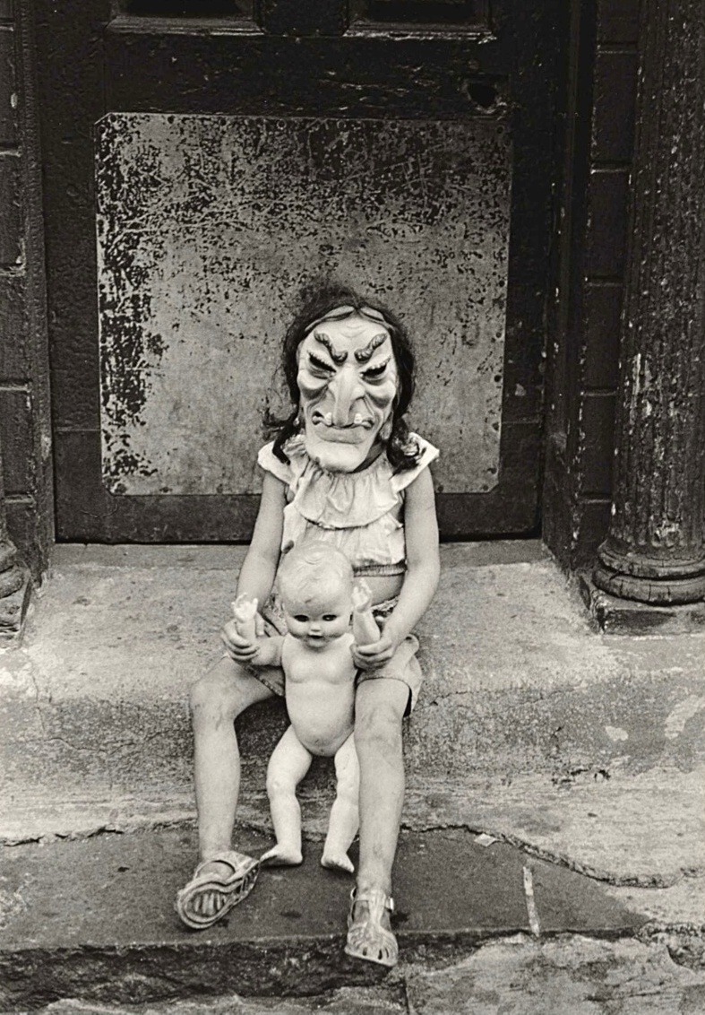 mannequinsvitrine:  Diane Arbus - Masked Child with a Doll, 1961. 