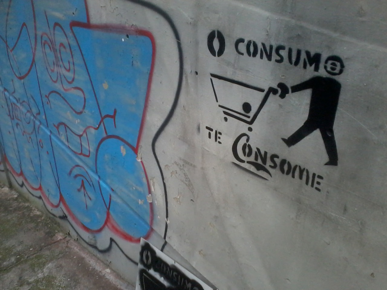 olheosmuros:  &ldquo;O Consumo te Consome.&rdquo;   Passarela Domingos A.