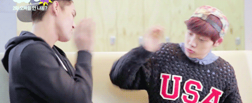 sadsuho-blog:  kyungil and yijeong’s secret handshake 