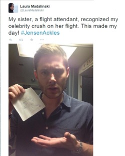 jackles-lover:NEW PICTURE OF @JensenAckles ON A PLANE… LUCKY FANGIRL. JUST LOOK AT THE MESSAGE.