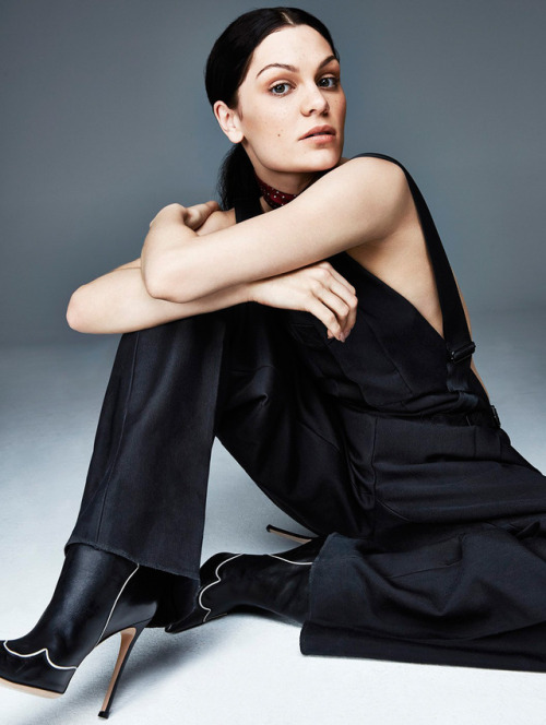 Jessie JFollow celebrity-legs-and-heels.tumblr.com/ for more!(via hqdiesel4~478.jpg (1057&tim