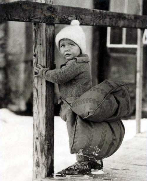 Un jeune Néerlandais muni d'un oreiller pour amortir ses chutes en patins à glace, en 1933.