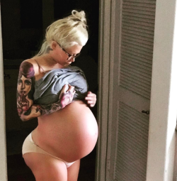 bellylove577:Jenna Jameson’s belly is absolutely