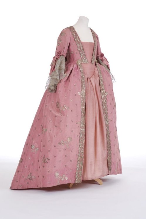 my18thcenturysource:
“ On Wednesdays We Wear Pink:
Pink silk damask & silver metal thread gown, 1750s, Fashion Museum, Bath.
”