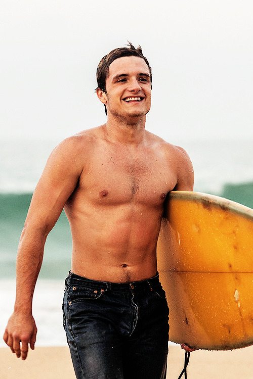 bbb9b3:  He is gorgeous. Idk why he just wreaks of attractive.
