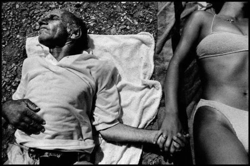 supruntu:  Alex Majoli-GREECE. Dodecanese islands. Leros. Leros beach. A patient and a care worker lie in the sun. 1994./p>