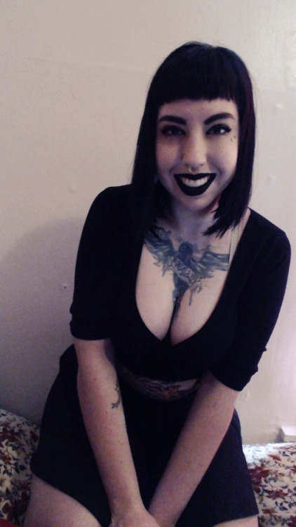 bevgodsgirls:  I was going to work on photos this morning but couldn’t get the black eye covered up and I really have no idea how to use my new camera yet so…  I’m not really happy with any of them, they’re just kind of awkward and I was just