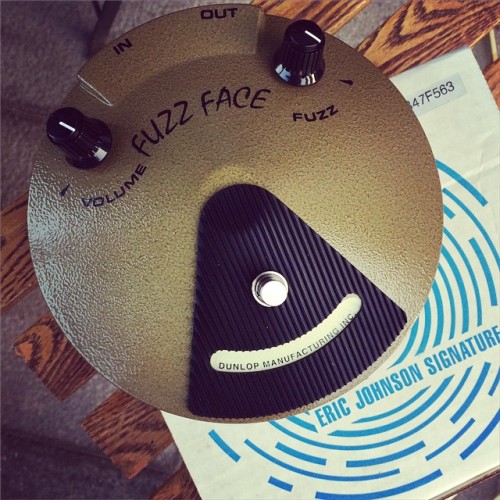 Fuzz Face de Dunlop, valdrá el espacio que ocupa en tu pedalboard? Creemos que si. #guitarra #bajo #