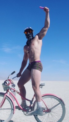 famous-male-celeb-naked:  Logan Paul 🍆😍(holding