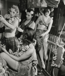 maudelynn:  Burlesque Dancers backstage, preparing for a Hula number c.1941  via ebay.com  