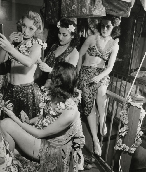 maudelynn:  Burlesque Dancers backstage, adult photos