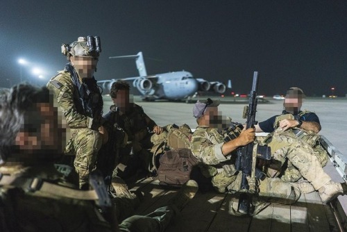 canadian-carbine - US Special Forces waiting for their Uber to...