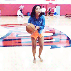 curls-bythapound:  thecurryfamily:Ayesha Curry with the shot!  She’s so cute omg 😩😩
