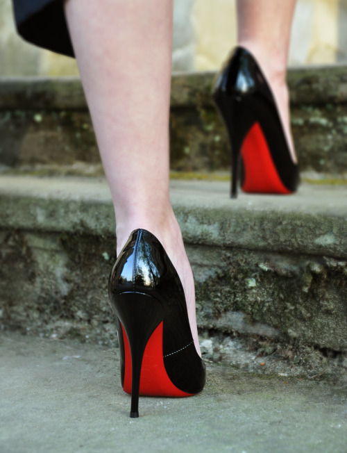 grundlesniffer: officegirls: (via Karina in Fashionland: Spider’s web) Red bottomed heels I want.