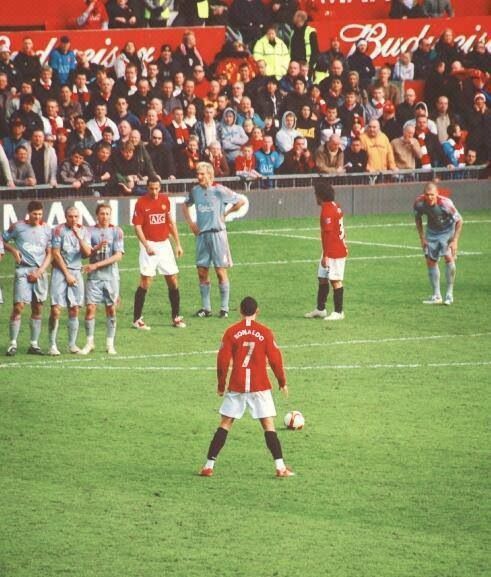 Lo que hay detrás de los tiros libres
El árbitro camina los pasos legales para colocar al balón nueve metros lejos de la barrera. Cristiano Ronaldo calcula la distancia mientras mira de forma intermitente al balón, al portero, a la portería y a los...