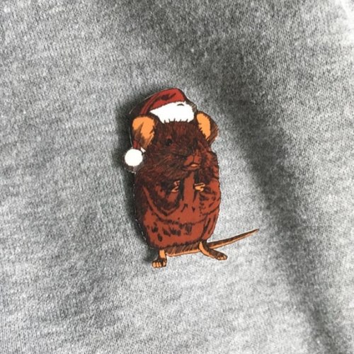 Christmas Mouse Pin now available on my Etsy, link in bio. #penandink #etsyfinds #cuteanimals #etsy 