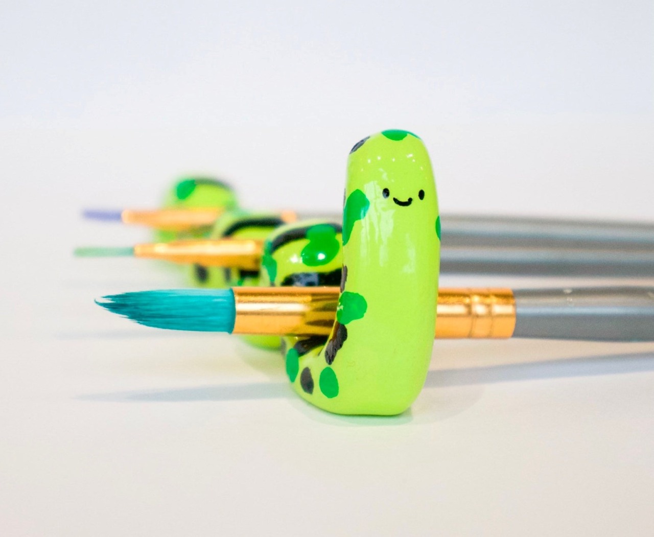 sosuperawesome:Caterpillar Paintbrush Holders