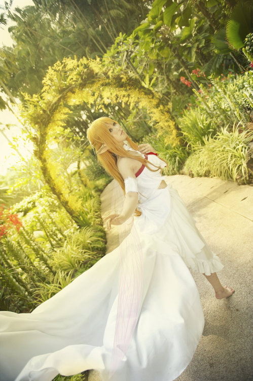 cosplaygen:  (via Sword Art Online Asuna : Run by =thebakasaru on deviantART)