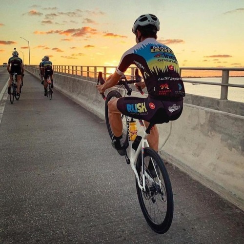 livetoridenyc: A great way to start the week. The Superstar is Cinelli’s cutting-edge carbon fiber r