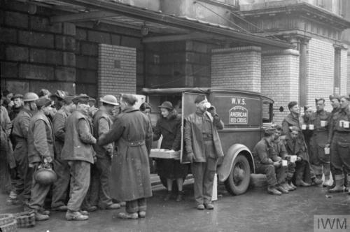 Members of the Women’s Voluntary Service run a mobile canteen inLondon (England, 1941):A group