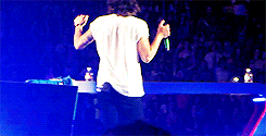 quitespecial:21 days of harry [llgs | donate]♥ day 5: harry + throwing some crazy shapes