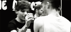 zaynmailks:  @Louis_Tomlinson love ya bro. ! 