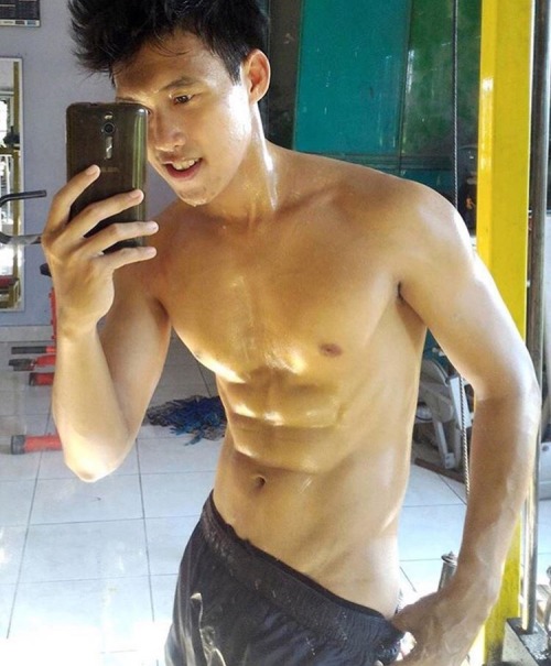 yourgayfatasies: damn all i can think of is how salty-good those sweaty abs must taste!