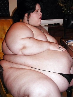 fatgirlsarehappygirls:thought this was @chubbychiquita  Love her thickness
