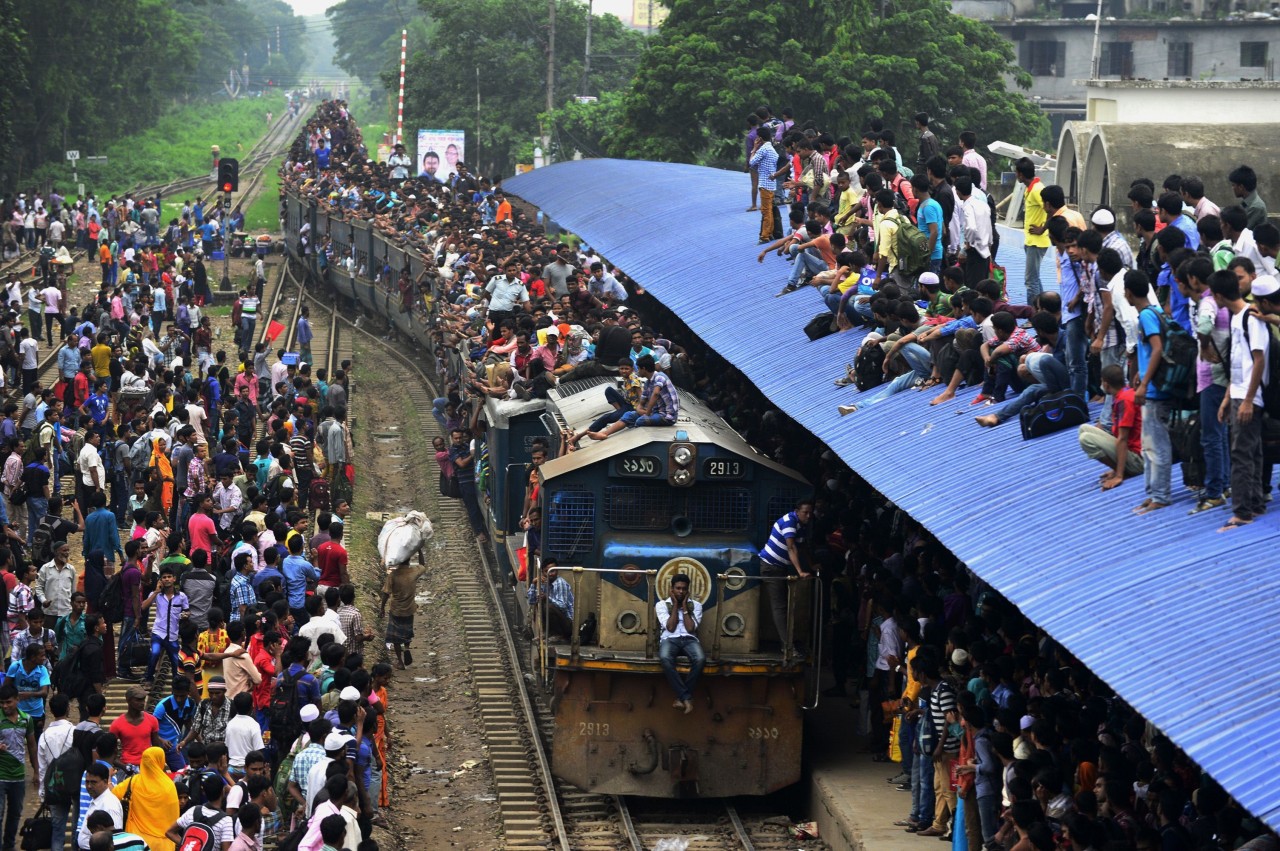 Los viajeros de Bangladesh en un intento de llegar a sus respectivos pueblos para estar con sus familias antes de la fiesta musulmana de Eid al-Fitr en Dhaka. Eid al-Fitr es el evento más grande de la fiesta calendario musulmán y marca el final del...