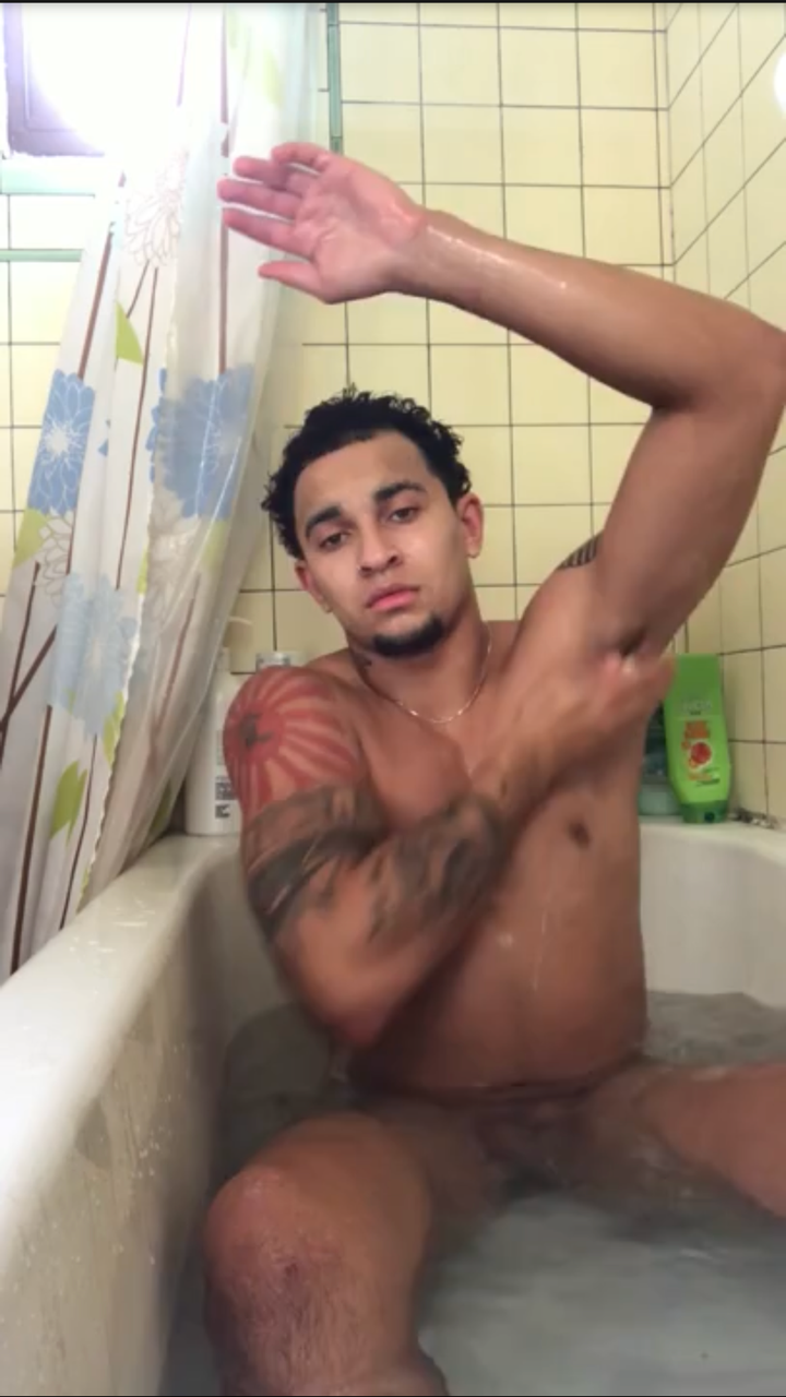 letsspillsometea2:  This video is to funny to me  Boy that booty is open