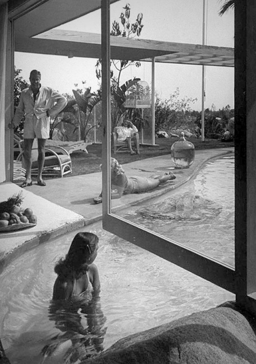 ofhouses:  345. Albert Frey /// Loewy House /// Palm Springs, California, USA /// 1946-47 OfHouses guest curated by Sebastian Adamo (Adamo-Faiden): “The house as an oasis that induces to the celebration of climate.”(Photos: © Julius Shulman, Peter