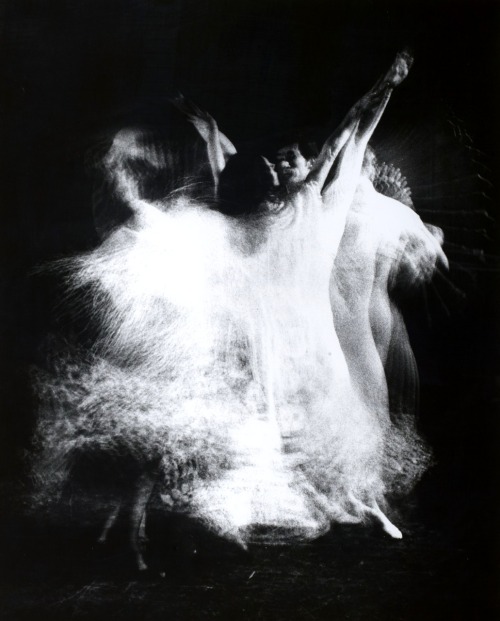 L’amour sorcier.Chorégraphie de Raphaël Aguilar.1977.Photographie de Étienne Bertrand Weill.(1919-20