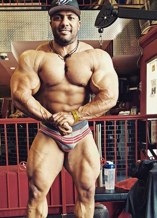 seeker310:  pussybutt1:  muscleforce2500:  So big, so strong, so manly 💪🏾💪🏾💪🏾